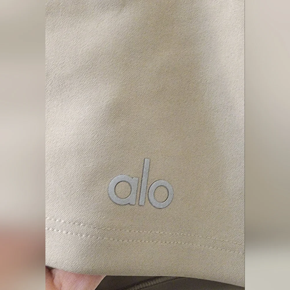New ALO Yoga Women's Tan Shorts, Size Extra Small.